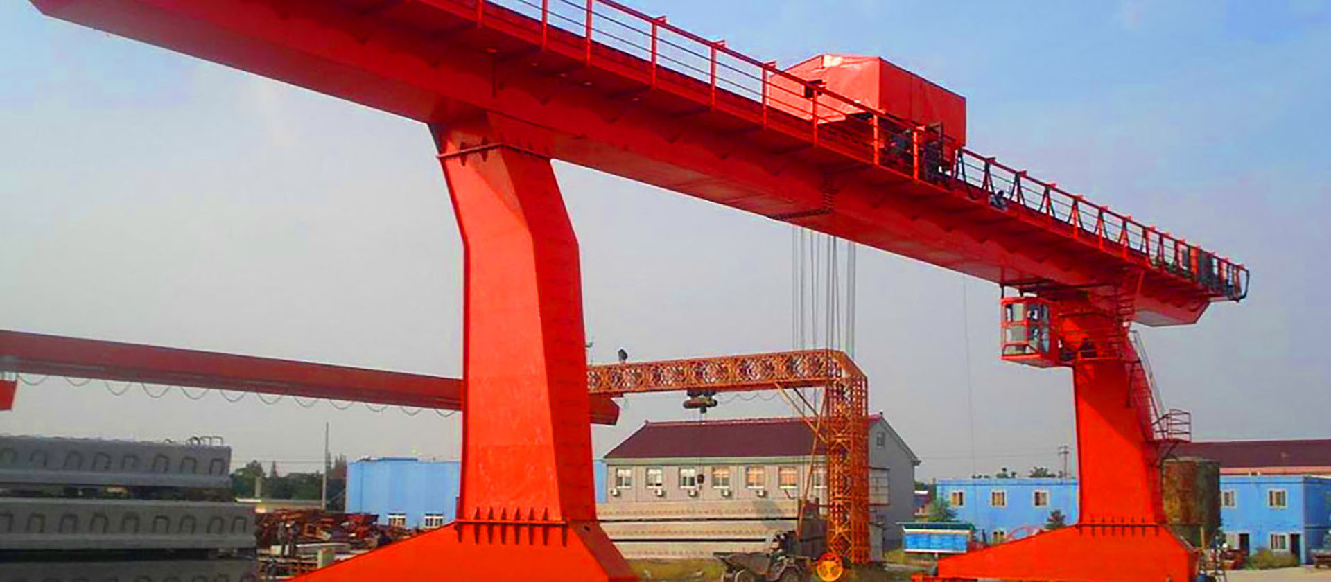 Gantry crane installed in a factory yard